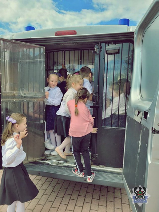 Boguszowscy policjanci odwiedzili przedszkolaków i rozmawiali z nimi o bezpieczeństwie podczas zbliżających się wakacji
