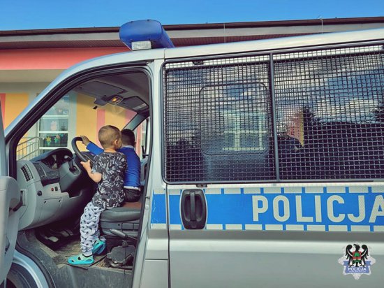 Boguszowscy policjanci odwiedzili przedszkolaków i rozmawiali z nimi o bezpieczeństwie podczas zbliżających się wakacji