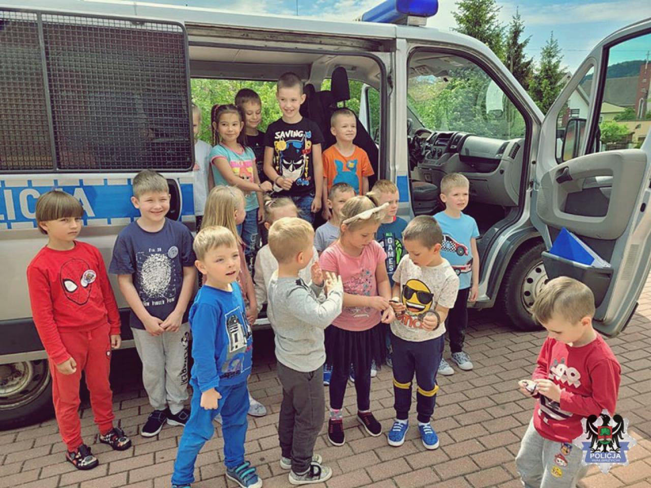 Boguszowscy policjanci odwiedzili przedszkolaków i rozmawiali z nimi o bezpieczeństwie podczas zbliżających się wakacji