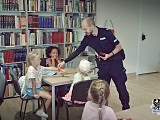 O bezpieczeństwie w trakcie wakacji policjanci rozmawiali z dziećmi przebywającymi na półkolonii w Głuszycy