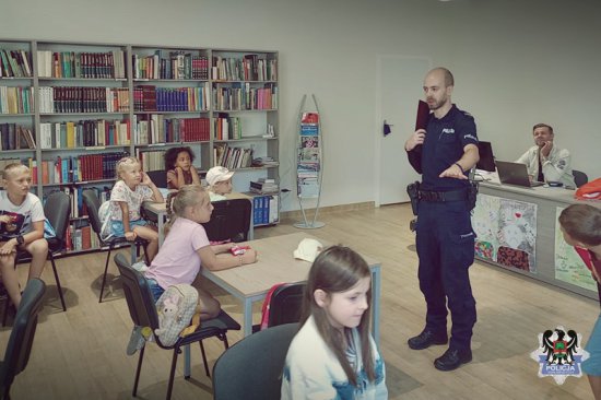 O bezpieczeństwie w trakcie wakacji policjanci rozmawiali z dziećmi przebywającymi na półkolonii w Głuszycy