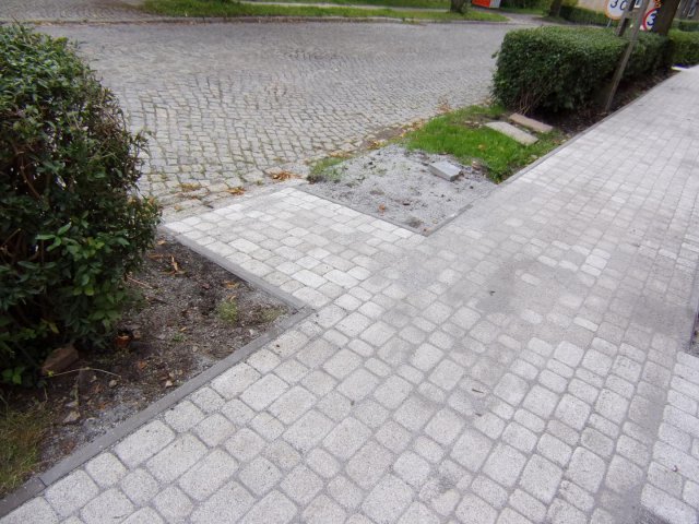 Trwa modernizacja chodników przy ul. 1 Maja w Boguszowie-Gorcach [Foto]