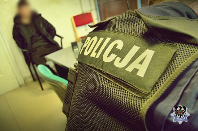Wałbrzyska policja zatrzymała 8 złodziei. Jedna z zatrzymanych osób była poszukiwana [Foto]