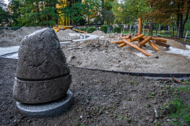 Trwa budowa placu zabaw w Parku Szwedzkim w Szczawnie-Zdroju [Foto]
