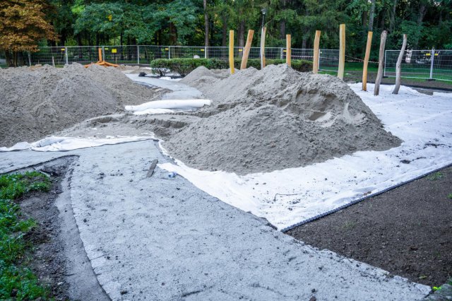 Trwa budowa placu zabaw w Parku Szwedzkim w Szczawnie-Zdroju [Foto]
