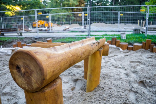 Trwa budowa placu zabaw w Parku Szwedzkim w Szczawnie-Zdroju [Foto]