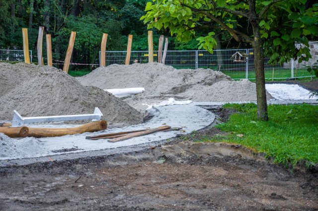 Trwa budowa placu zabaw w Parku Szwedzkim w Szczawnie-Zdroju [Foto]