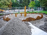 Trwa budowa placu zabaw w Parku Szwedzkim w Szczawnie-Zdroju [Foto]