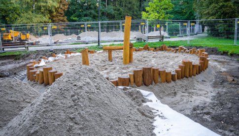 Trwa budowa placu zabaw w Parku Szwedzkim w Szczawnie-Zdroju [Foto]