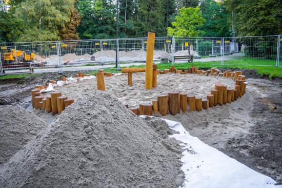 Trwa budowa placu zabaw w Parku Szwedzkim w Szczawnie-Zdroju [Foto]