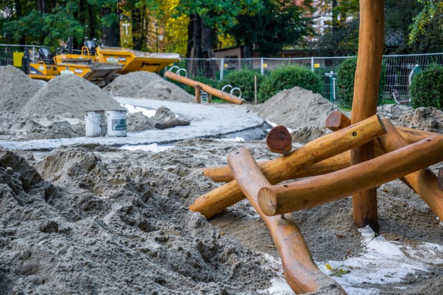 Trwa budowa placu zabaw w Parku Szwedzkim w Szczawnie-Zdroju [Foto]