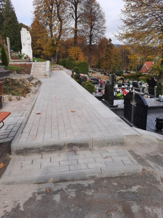 Nowy chodnik na cmentarzu w Mieroszowie [Foto]