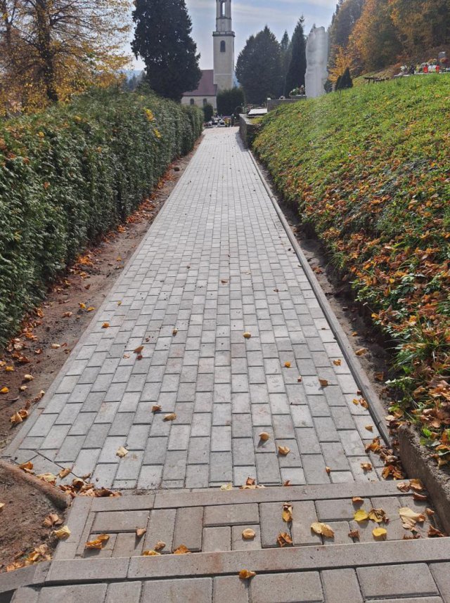 Nowy chodnik na cmentarzu w Mieroszowie [Foto]