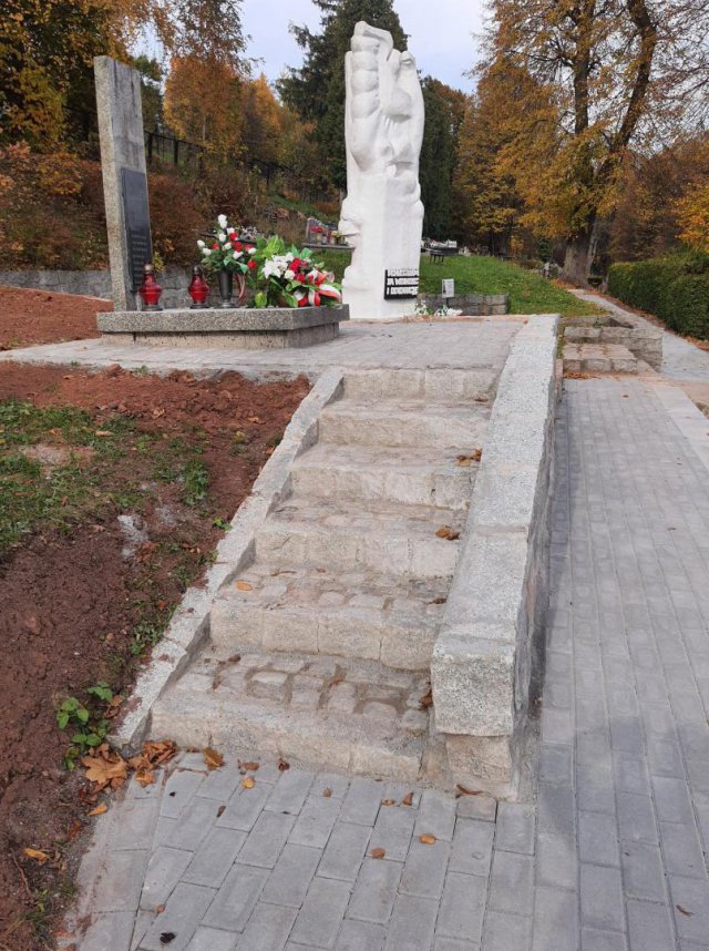 Nowy chodnik na cmentarzu w Mieroszowie [Foto]