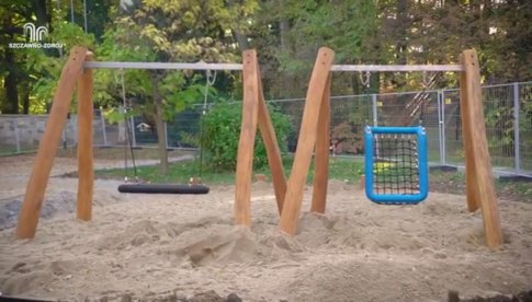 Trwa budowa dużego placu zabaw w szczawieńskim Parku Szwedzkim [Wideo]