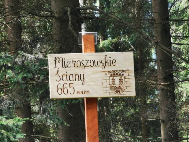 Zniknął znak na Mieroszowskich Ścianach w Górach Stołowych [Foto]
