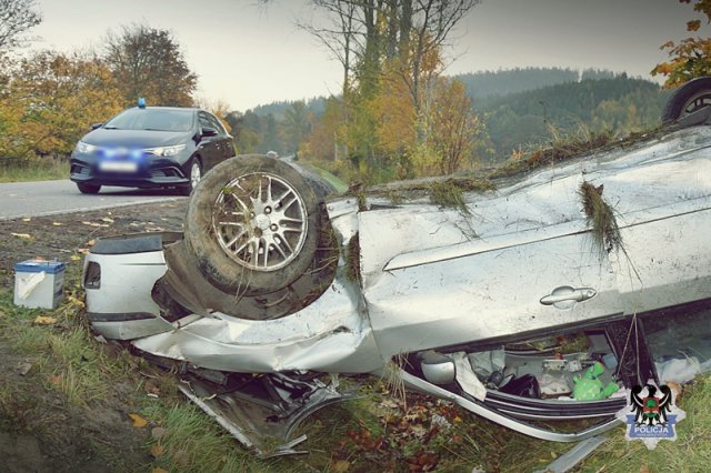 21-latek z sądowym zakazem stracił panowanie nad pojazdem i dachował [Foto]