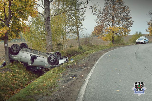 21-latek z sądowym zakazem stracił panowanie nad pojazdem i dachował [Foto]