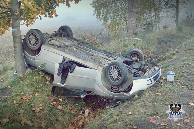 21-latek z sądowym zakazem stracił panowanie nad pojazdem i dachował [Foto]