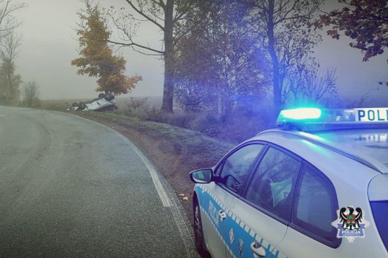 21-latek z sądowym zakazem stracił panowanie nad pojazdem i dachował [Foto]