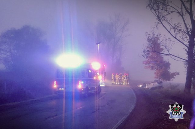 21-latek z sądowym zakazem stracił panowanie nad pojazdem i dachował [Foto]