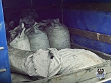 43-latek ukrywał blisko 4 tony nielegalnego węgla. W jego mieszkaniu znaleziono przeróżne narkotyki [Foto]