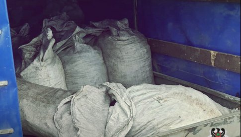 43-latek ukrywał blisko 4 tony nielegalnego węgla. W jego mieszkaniu znaleziono przeróżne narkotyki [Foto]