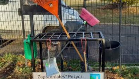 Wszystkich Świętych: Stojaki z narzędziami i regały na znicze na cmentarzach w gminie Czarny Bór