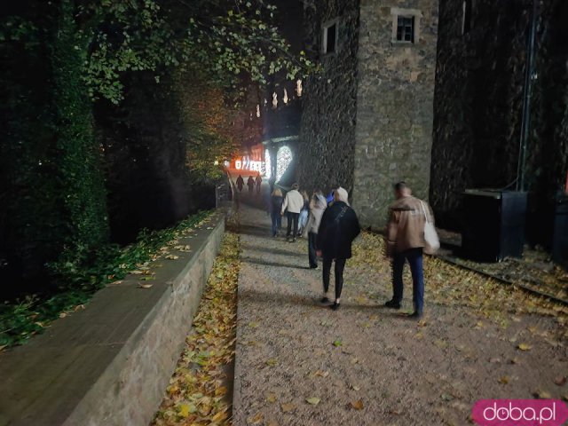 Klimatyczny spacer u podnóża zamkowych murów: Ogrody Światła w Książu [Foto, Wideo, Cennik, Godziny otwarcia]