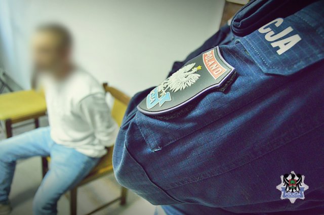 43-latek wjechał w zaparkowany samochód i pieszo oddalił się z miejsca zdarzenia. Miał 3,1 promila alkoholu