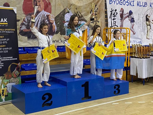 Zawodniczki z Głuszyckiego Klubu Karate z medalami