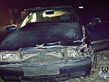 Pijany kierowca uderzył w przydrożne barierki i próbował ukryć samochód na pobliskiej posesji [Foto]