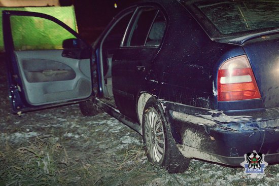 Pijany kierowca uderzył w przydrożne barierki i próbował ukryć samochód na pobliskiej posesji [Foto]