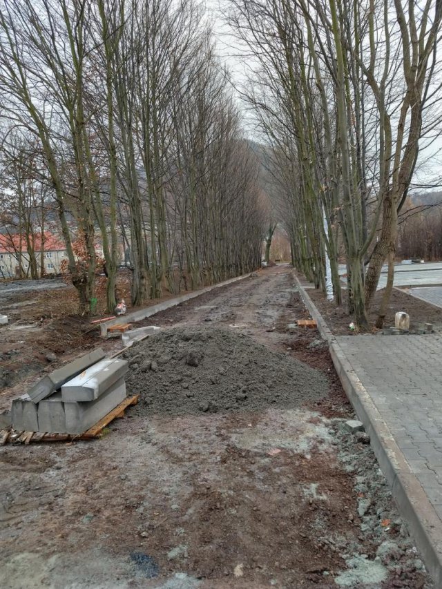 Trwają prace przy budowie drogi dojazdowej do cmentarza w Boguszowie-Gorcach [Foto]