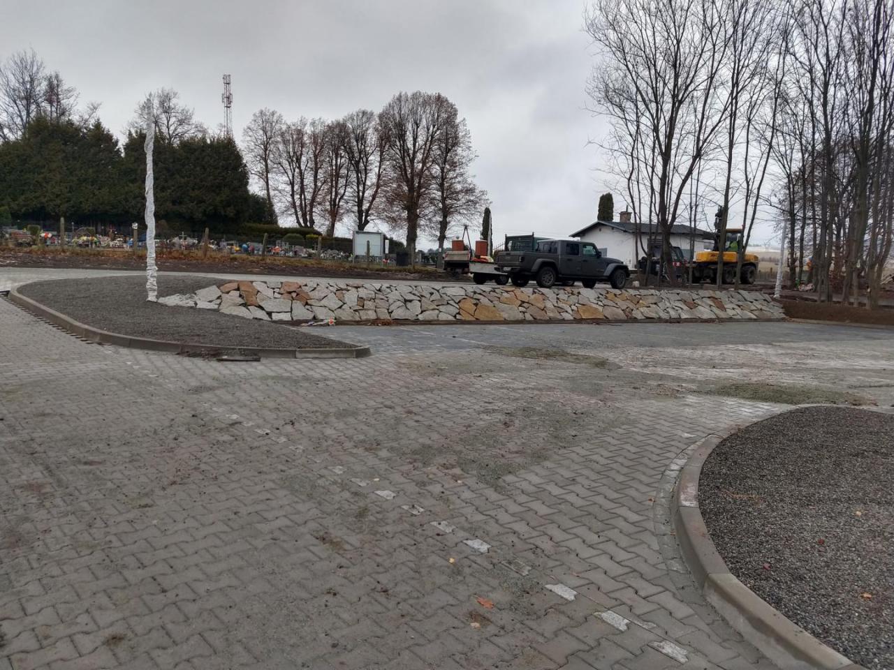 Trwają prace przy budowie drogi dojazdowej do cmentarza w Boguszowie-Gorcach [Foto]