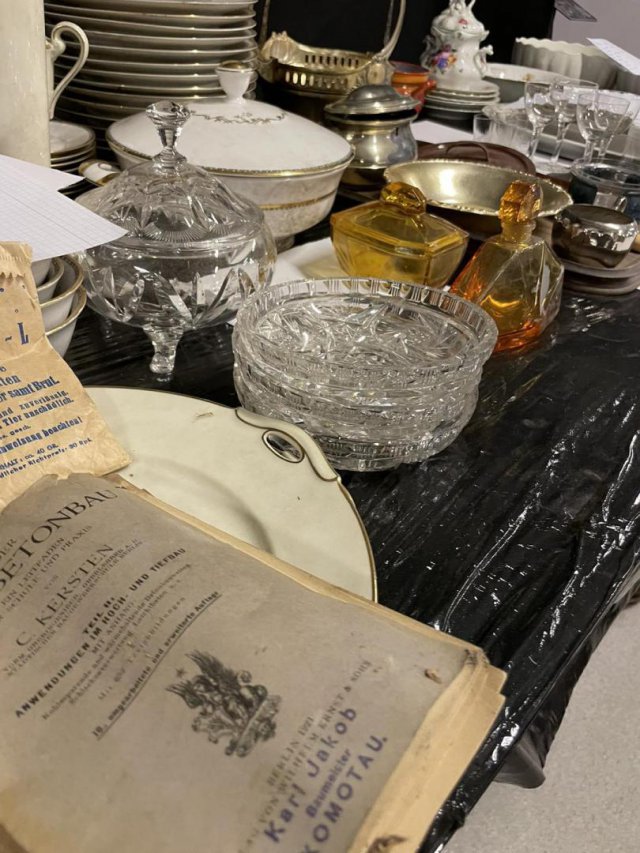Czekały prawie 80 lat na odkrycie. Co znaleziono w tajemnicznych skrzyniach? [Foto]