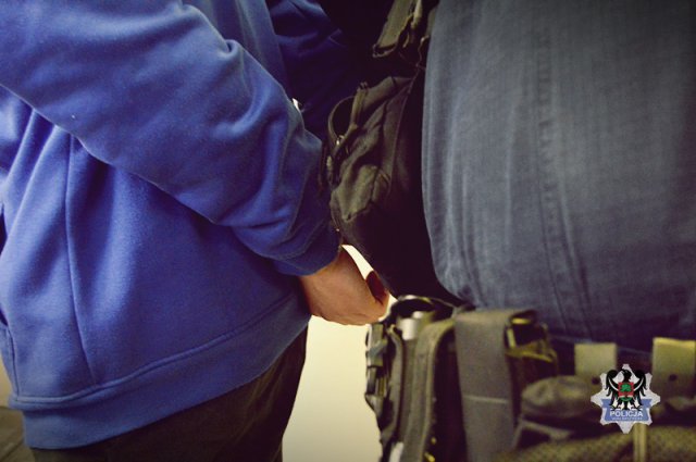 Dwóch 17-latków pobiło swojego znajomego na oczach policjantów