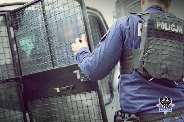 Dwóch 17-latków pobiło swojego znajomego na oczach policjantów