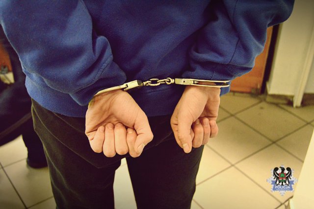 Dwóch 17-latków pobiło swojego znajomego na oczach policjantów