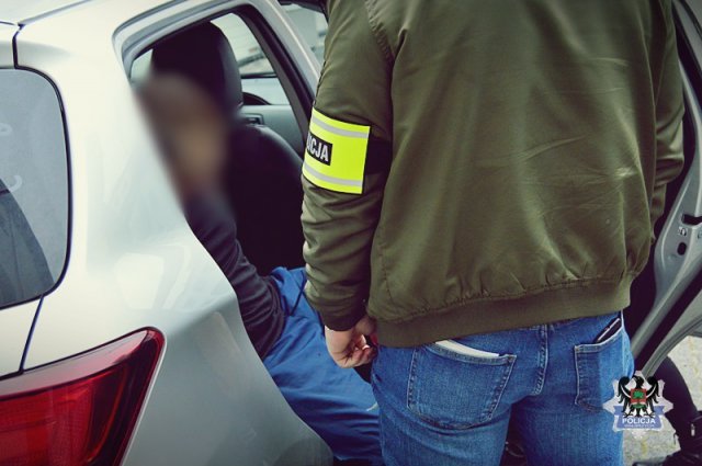 Zaatakowali 42-latka tasakiem, bo wybiegł za nimi, kiedy ukradli 3 butelki wódki ze sklepu