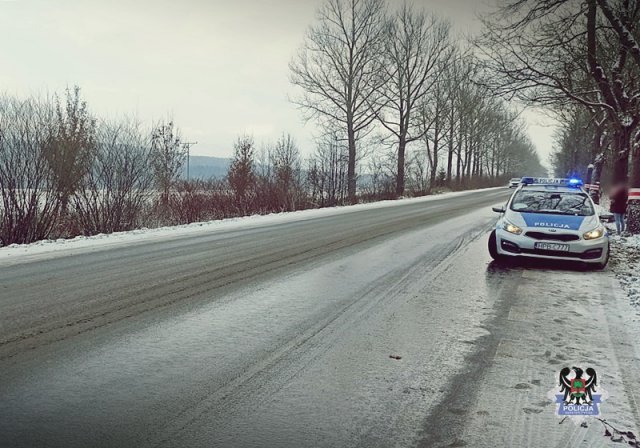 Zderzenie busa z motorowerem i dachowanie w Borównie [Foto]