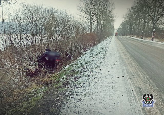 Zderzenie busa z motorowerem i dachowanie w Borównie [Foto]