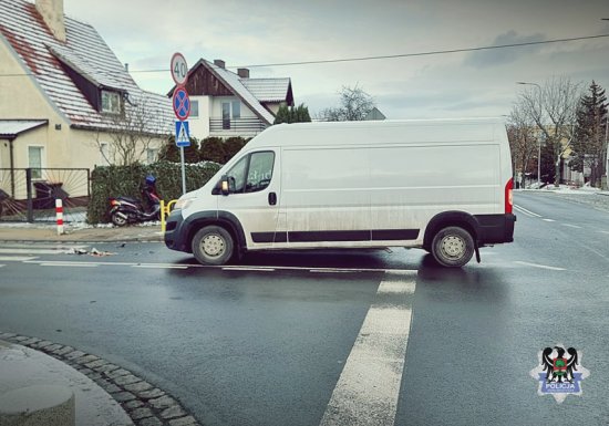 Zderzenie busa z motorowerem i dachowanie w Borównie [Foto]