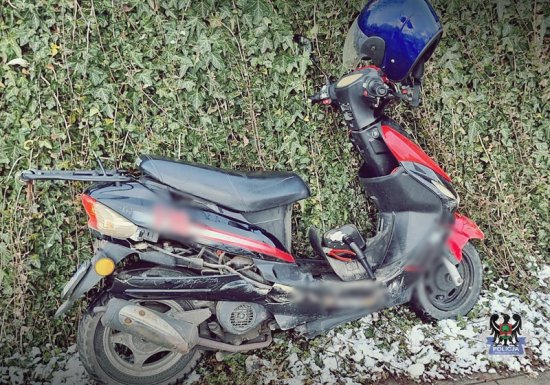 Zderzenie busa z motorowerem i dachowanie w Borównie [Foto]