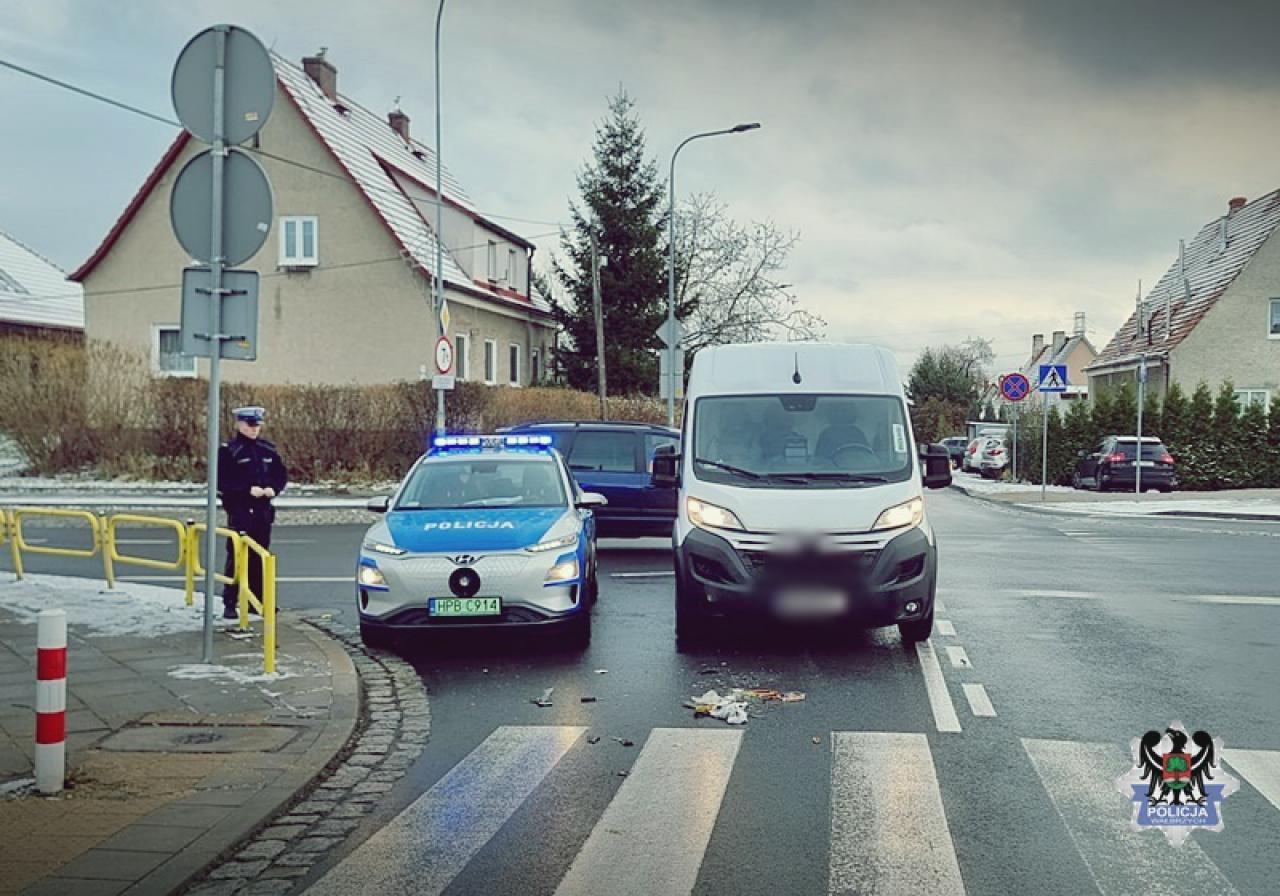 Zderzenie busa z motorowerem i dachowanie w Borównie [Foto]