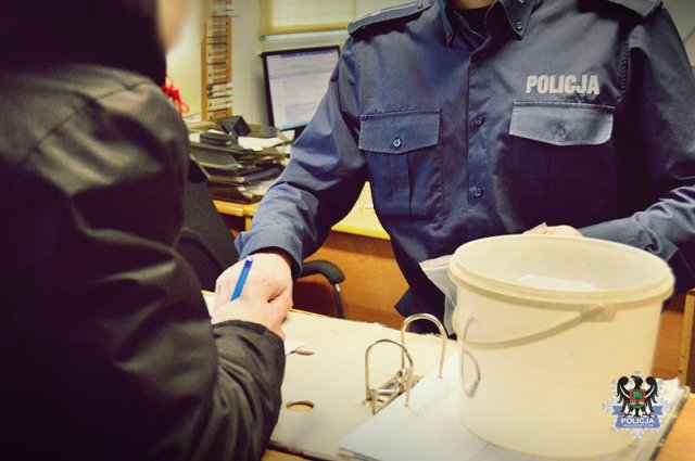 Dokonał rozboju i był poszukiwany. W jego piwnicy znaleziono spore ilości narkotyków