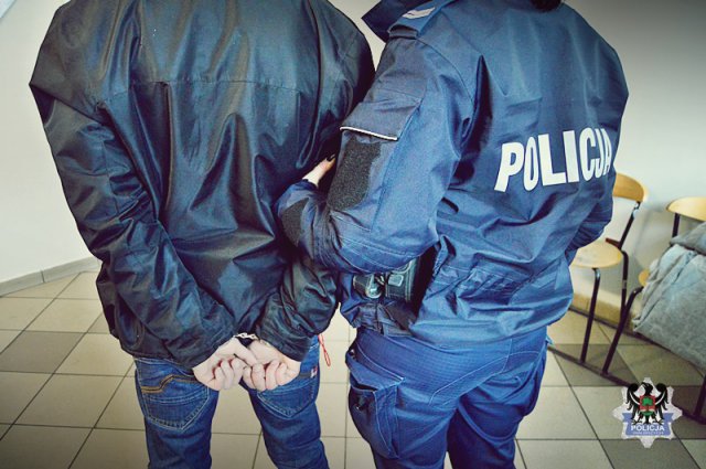 Dokonał rozboju i był poszukiwany. W jego piwnicy znaleziono spore ilości narkotyków