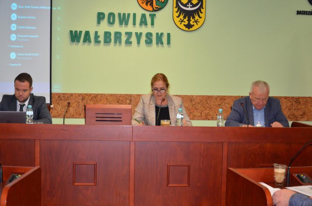 Uchwalono budżet powiatu wałbrzyskiego na rok 2023 [Szczegóły]