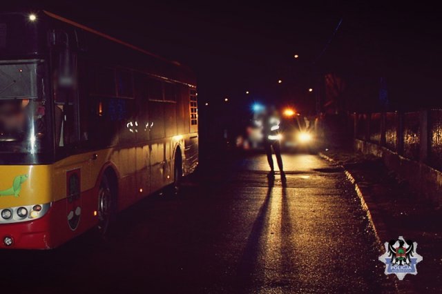 Pijany kierowca doprowadził do kolizji z autobusem i wjechał w zaparkowany pojazd [Foto]