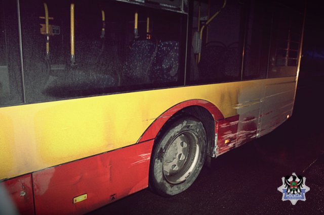 Pijany kierowca doprowadził do kolizji z autobusem i wjechał w zaparkowany pojazd [Foto]
